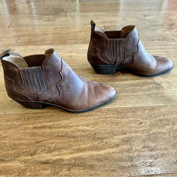 G.H. Bass & Co Women’s Naomi Suede Chelsea Bootie Brown Size 7.5 EUC Girly Fall - Picture 4 of 8